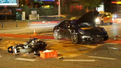 Zderzenie porsche i motocykla. Poszkodowana kobieta