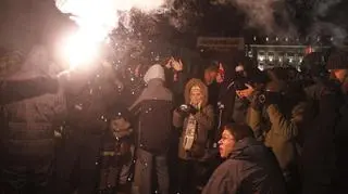 Odpalili race w tłumie - fot. Lech Marcinczak/tvnwarszawa.pl