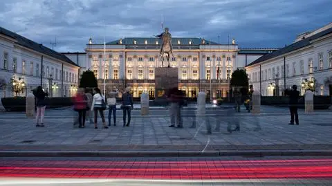 Wraca spór o pomnik smoleński. "To pod pałacem zbierali się ludzie"