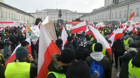 Rolnicy protestowali przed pałacem. "Skończył się czas na półśrodki"