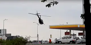 Helikopter lądował na stacji paliw