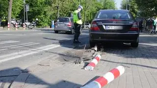 Mercedes skosił słupki, światła i zatrzymał się na koszu na śmieci