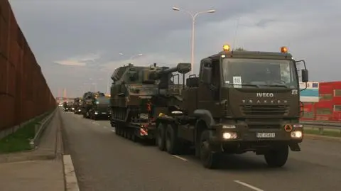 Wojsko na Trasie Siekierkowskiej. Wracają z centrum Warszawy