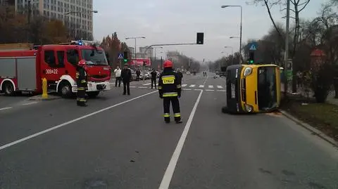 Dwie osoby ranne, dostawczak na boku. Wypadek na Puławskiej