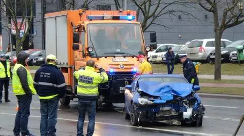 Subaru uderzyło w słup trakcyjny i zablokowało tramwaje