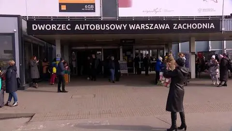 Uchodźcy z Ukrainy na dworcu autobusowym Warszawa Zachodnia