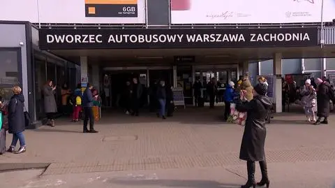 Uchodźcy z Ukrainy na dworcu autobusowym Warszawa Zachodnia