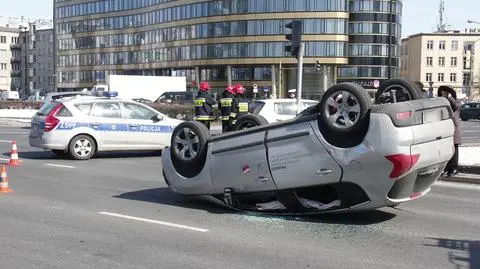Peugeot dachował przy rondzie Jazdy Polskiej
