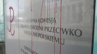 Siedziba IPN oblana czerwoną farbą