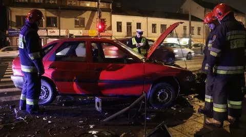 Ford skosił słup sygnalizacji. "Nie zauważył, że kończy się pas"