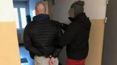  Policja: "kurier" odbierał telefony. Zamiast do klienta, wiózł do lombardu