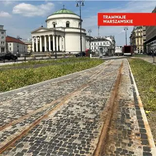 Fragmenty torów tramwajowych na placu Trzech Krzyży