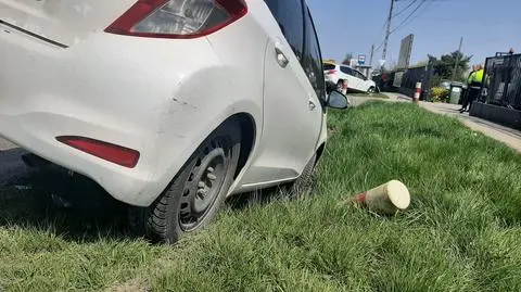 Zderzyły się cztery auta, dwa z nich wylądowały w rowie