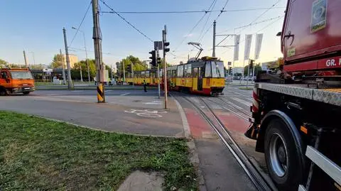 Zderzenie z tramwajem na Bielanach. Do szpitala trafiło 12-letnie dziecko