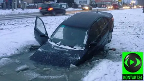 Samochód w rowie z wodą. ZDM: Kierowca powinien jeździć po drodze