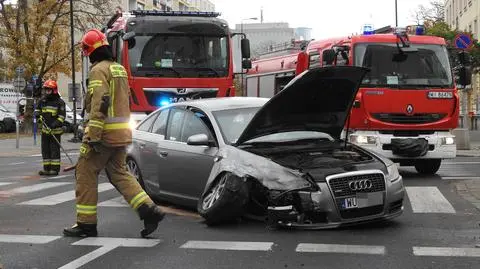 Urwane zawieszenie po kolizji na Mokotowie