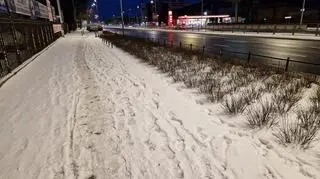 Zaśnieżony chodnik na Sadybie 