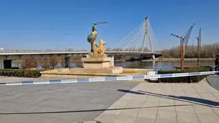 Syrenka została oblana żółtą farbą