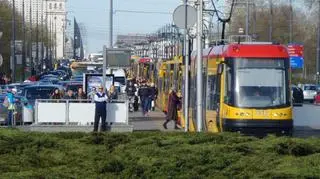 Tramwaje stoją na moście Poniatowskiego