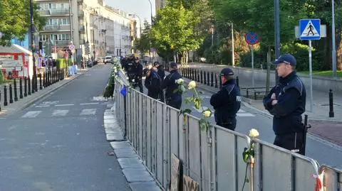 Białe róże w metalowych barierkach. "Przypominają o tym, co się działo"