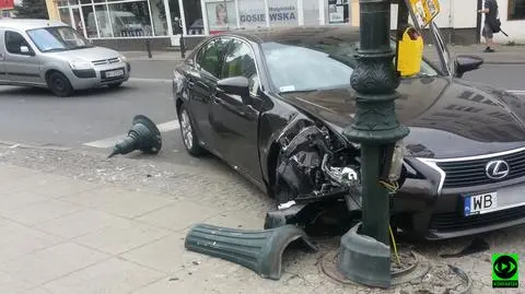 Lexus na latarni. Kolizja tuż przed przejściem