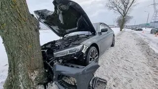 W Broniszach BMW uderzyło w drzewo