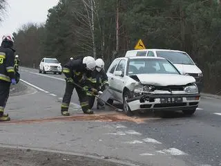 Zderzenie dwóch aut osobowych 