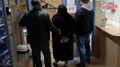 Sześć osób zatrzymano, trzem postawiono zarzuty. Chodzi o zniszczenie elewacji kościoła i znieważenie pomnika 