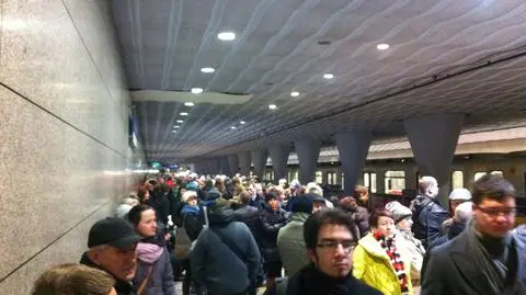 Awaria w metrze. Pociągi wahadłowo, opóźnienia