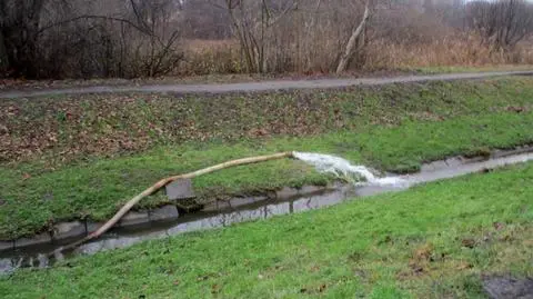 Woda z budowy trafiała prosto do Potoku Służewieckiego