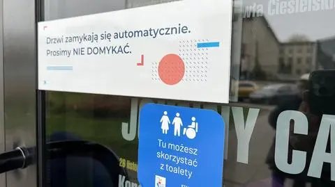 Naklejka na drzwiach informująca o udostępnionej toalecie