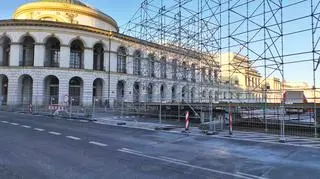 Na placu Bankowym trwa montaż sylwestrowej sceny 