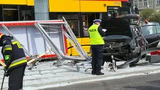 Samochód uderzył w tramwaj na Grochowskiej