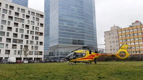 Zasłabnięcie w metrze. Śmigłowiec lądował na trawniku