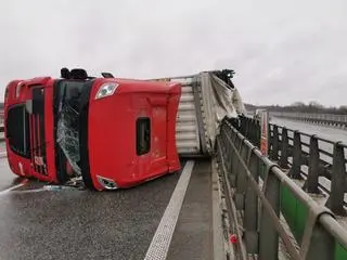 Samochód ciężarowy przewrócił się na bariery na S8