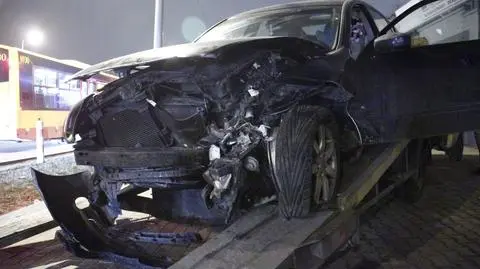 Nissan na barierkach w al. Krakowskiej. Wieczorny korek