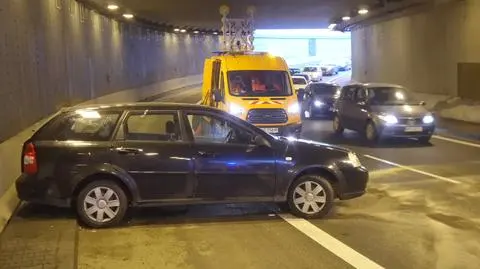 Policja: jechał pod wpływem alkoholu, uderzył w bariery