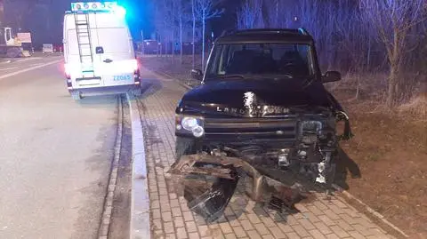 Zderzenie dwóch aut i uszkodzona sygnalizacja. Jeden z kierowców pijany