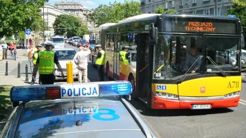 Zderzenie 180 z mercedesem. "Sześcioro dzieci w szpitalu"