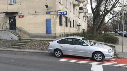 Na zakazie, na drodze rowerowej, na chodniku. Tak się parkuje obok... komendy policji