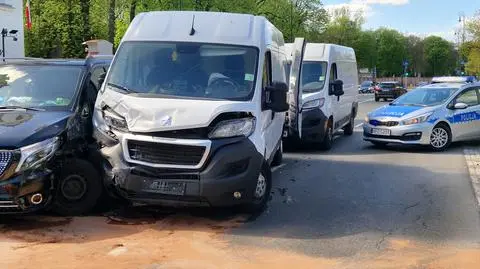 Karawan zderzył się z autem dostawczym, autobus gwałtownie hamował