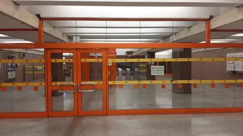 Maszynista zauważył zadymienie w tunelu. Zamknięto 10 stacji metra