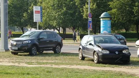 Kolizja na Mokotowie. Zderzenie dwóch osobówek
