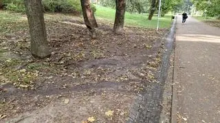 Woda z pękniętej rury wleciała do parku Szustrów i parku Promenada