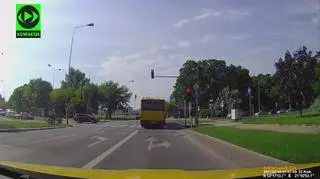 Autobus przejeżdża na czerwonym 