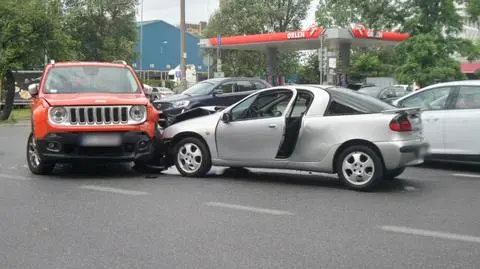 Opel i jeep zderzyły się na Mińskiej