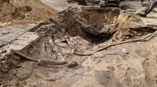 Woda z pękniętej rury wleciała do parku Szustrów i parku Promenada