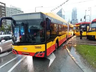 Autobus zablokował przejazd przez plac Zawiszy