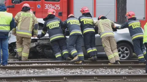 Najpierw uderzył w drzewo, później wjechał na torowisko