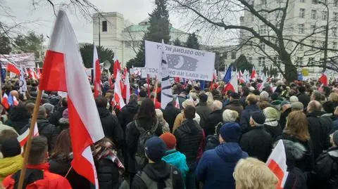 Pikieta przed Sejmem zakończona. "Dość nocnych zmian"